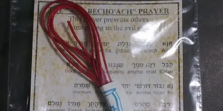 Czy czerwona nitka to grzech? Odkryj, co mówi Kościół katolicki