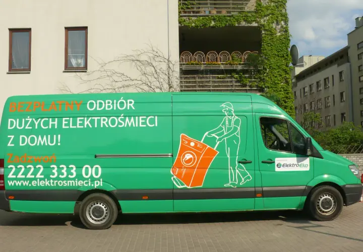 Samochód zbierający elektrośmieci z osiedla – jak działa i dlaczego jest ważny dla środowiska