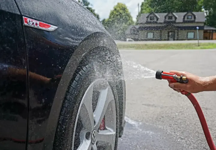 Czy można myć auto pod domem? Sprawdź przepisy i uniknij kary