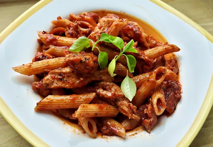 Szybki przepis na makaron penne z kurczakiem i pomidorami, który zaskoczy smakiem