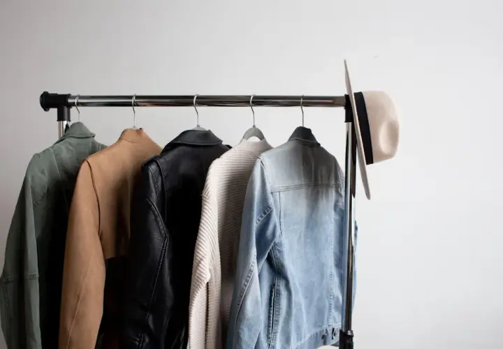 Modne bluzy damskie – komfort, styl i wszechstronność na każdą okazję