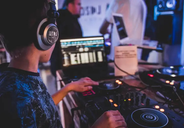 Ile kosztuje kurs dj - realne ceny w Polsce od profesjonalnych szkół