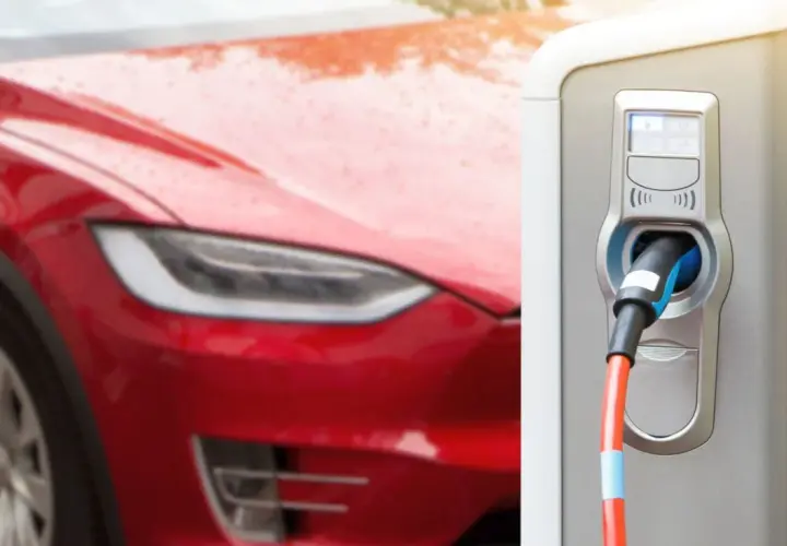 Ile czasu ładuje się tesla? Sprawdź, jak szybko naładujesz swój pojazd