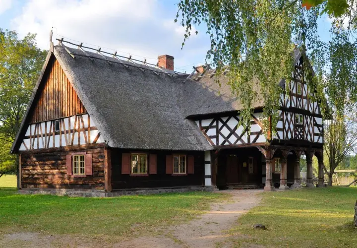 Skansen w Polsce: odkryj niezwykłe miejsca pełne tradycji i historii