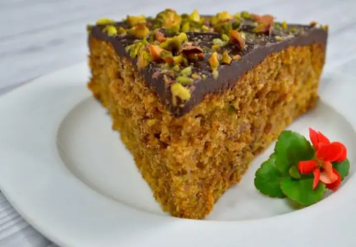 Najlepsze domowe ciasto marchewkowe z pistacjami: przepis krok po kroku