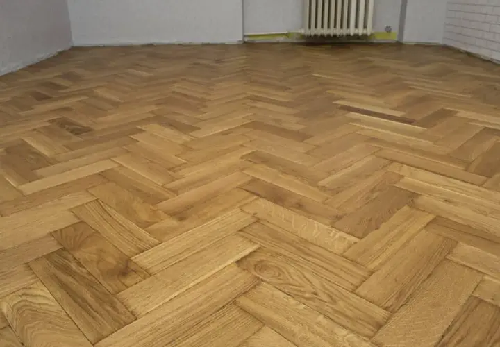 Parkiet olejowany czy lakierowany – co wybrać dla idealnej podłogi?