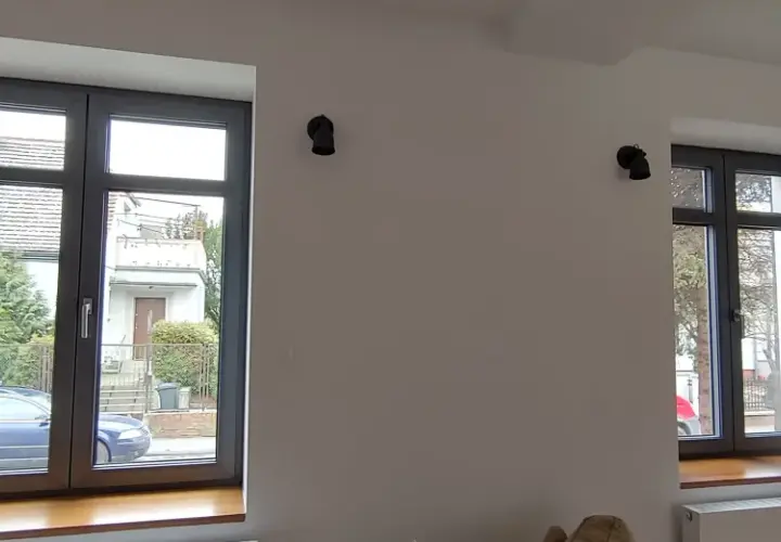 Jak wybrać idealne parapety wewnętrzne do ciemnych okien? Porady i inspiracje