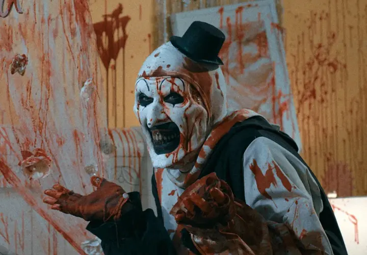 Najlepsze horrory o klaunach: przerażające filmy, które cię zszokują