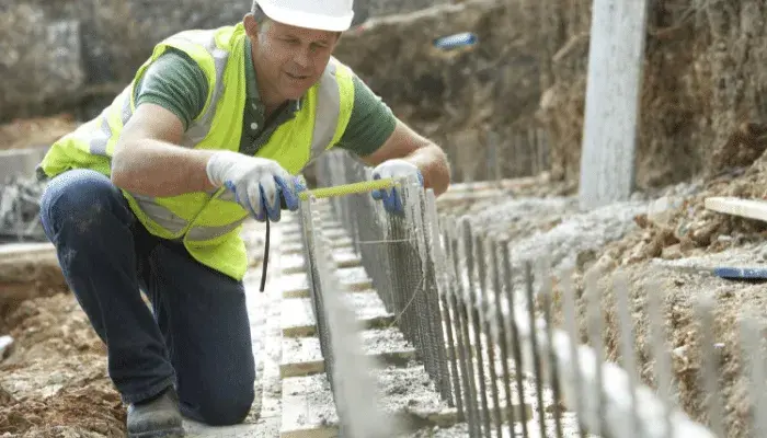 Jaki beton na fundament ogrodzenia? Wybierz najlepszy dla trwałości