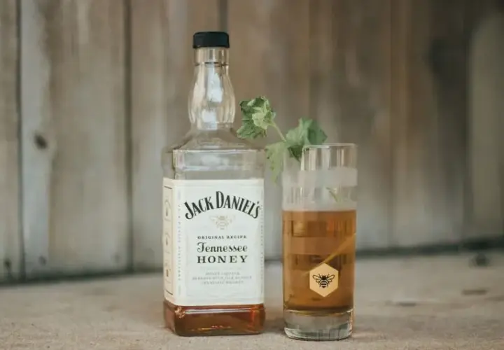 Whisky miodowe z czym pić? Odkryj najlepsze połączenia i przepisy
