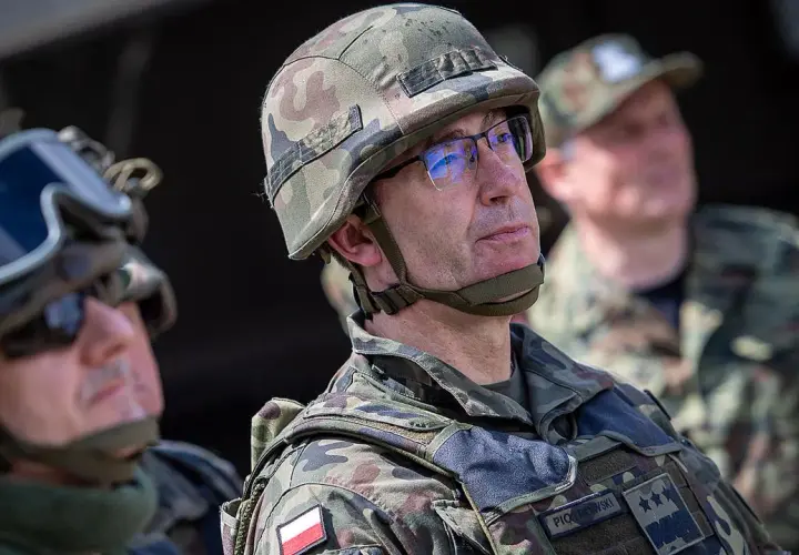 Generał broni Piotrowski: kluczowe osiągnięcia i wpływ na armię