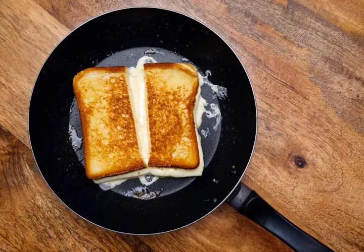 Najlepszy sposób na zrobienie pysznego tosta na patelni w 5 prostych krokach