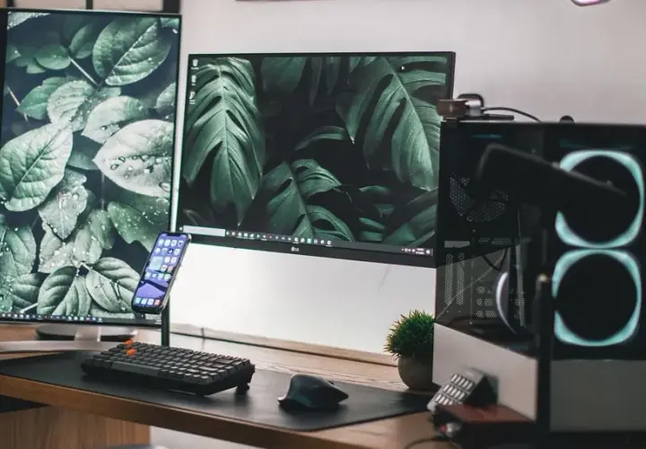Laptop stacjonarny czy komputer biurkowy: co lepiej wybrać w 2025