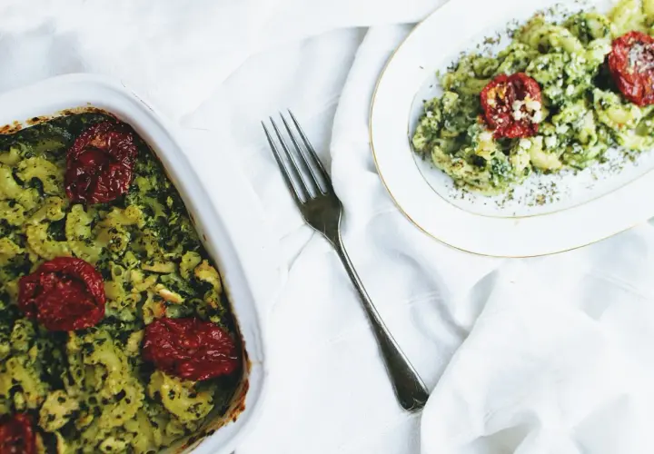 Pyszna zapiekanka z pesto: Szybkie przepisy, które zaskoczą każdego