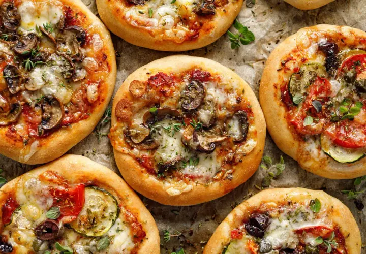 Pyszne pizzerinki przepis na ciasto, które zaskoczą Twoich gości