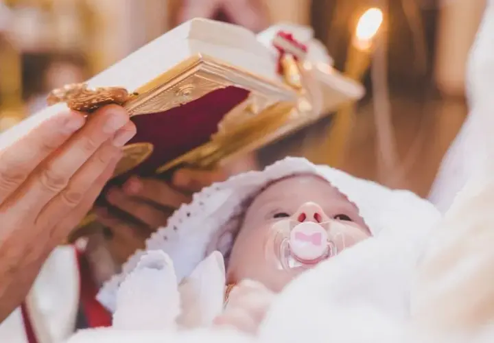 Ile trwa chrzest w kościele? Zaskakujące fakty o ceremonii