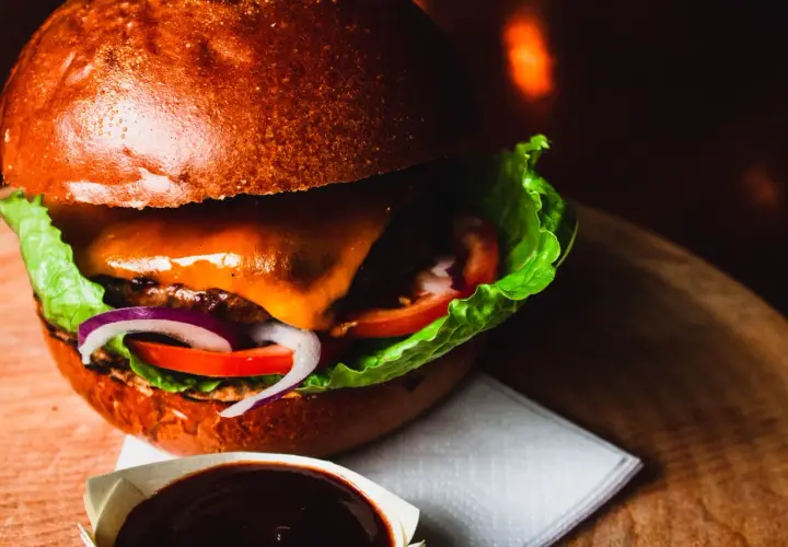Jakie dodatki do burgera poprawią smak i zachwycą gości
