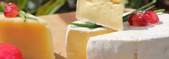 Ile kalorii ma ser? Zaskakujące różnice między rodzajami sera