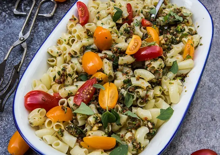 Pesto na zimno czy ciepło? Odkryj najlepsze sposoby podawania