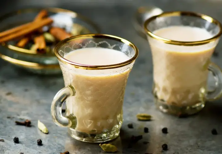 Aromatyczna indyjska herbata - przepis na prawdziwą masala chai z przyprawami