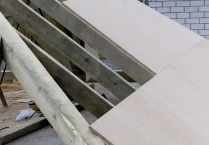 Czy pod płytę OSB dawać folię? Ochrona przed wilgocią i szkodnikami