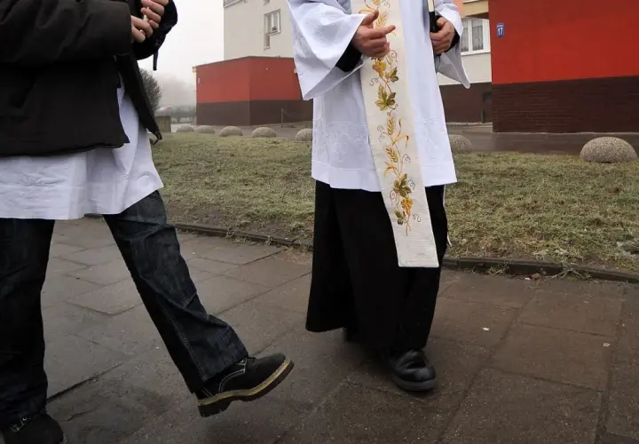 Co się mówi jak ksiądz wychodzi z domu? Poznaj prawidłowe zwroty i zasady