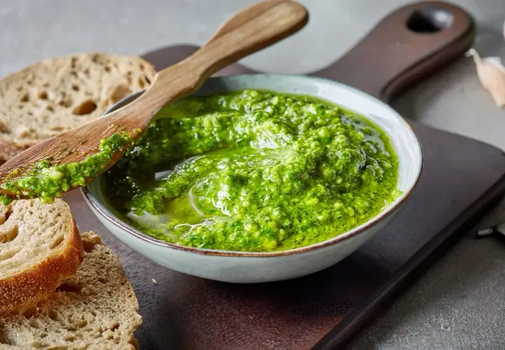 Jak zrobić pesto bazyliowe - prosta receptura, która zachwyci smakiem
