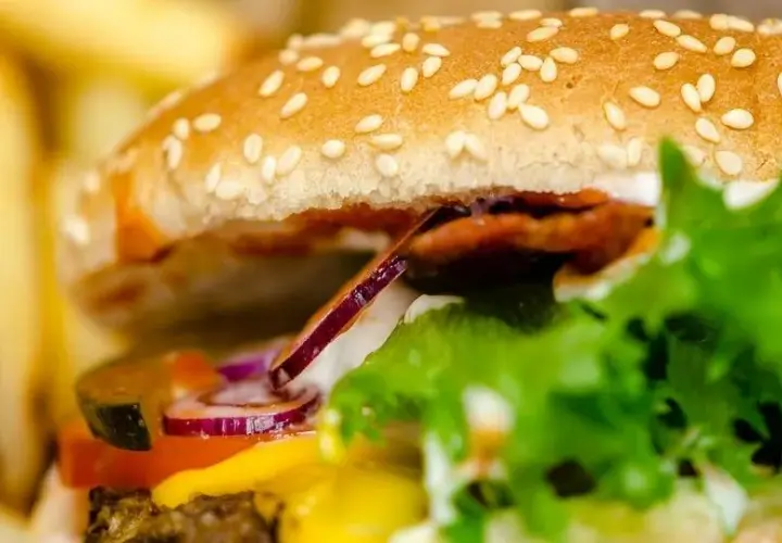 Burger wołowy z frytkami: Ile kalorii naprawdę jesz? Szokujące liczby!