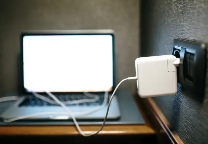 Ile energii zużywa laptop? Poznaj zaskakujące fakty i oszczędności