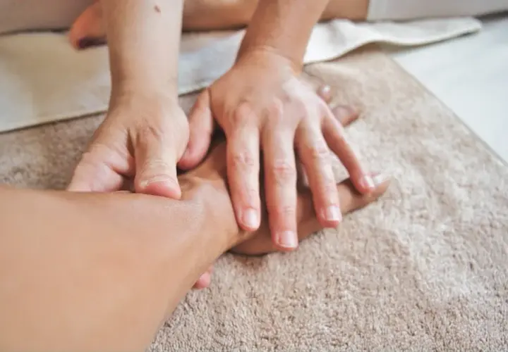 Najpierw do ortopedy czy fizjoterapeuty – co wybrać dla ulgi w bólu?