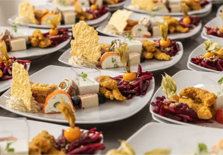 Catering ile od osoby: poznaj koszty i oszczędź na imprezie