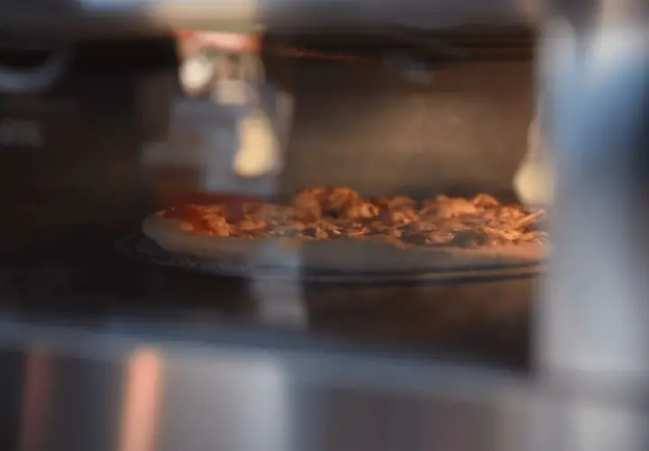 Jak długo piec pizzę, aby uniknąć niedopieczonego ciasta?