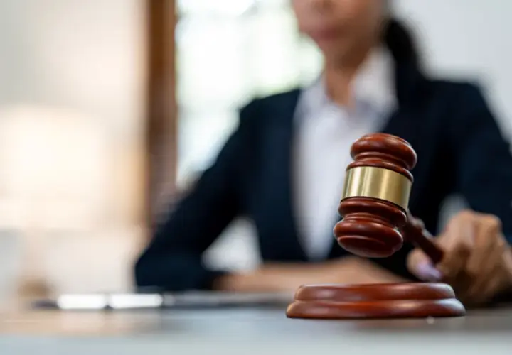 Zniesienie terminu rozprawy – co to oznacza i jakie są przyczyny?