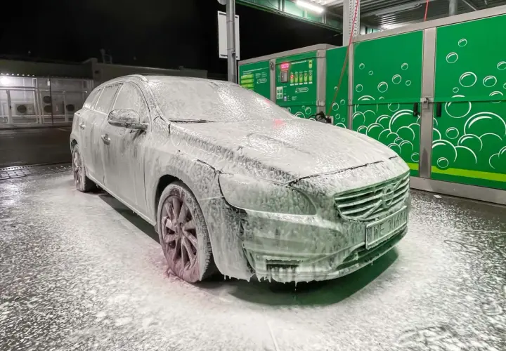 Samochód pokryty pianą na myjni automatycznej bezdotykowej. Czekamy na czystość!