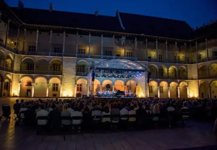 Koncert na dziedzińcu Wawelu. Sprawdź wawel bilety cennik, by nie przegapić takich wydarzeń.