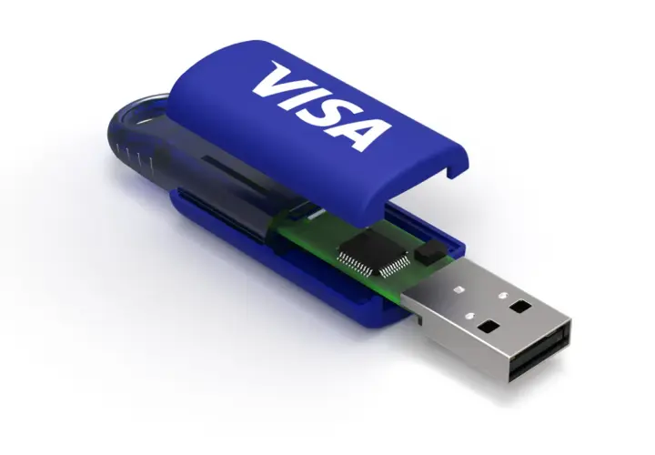 Ein USB-Stick mit VISA-Logo, offen. Die Frage "wie lange halten USB-Sticks" wird durch die Langlebigkeit der Daten auf dem Chip symbolisiert.