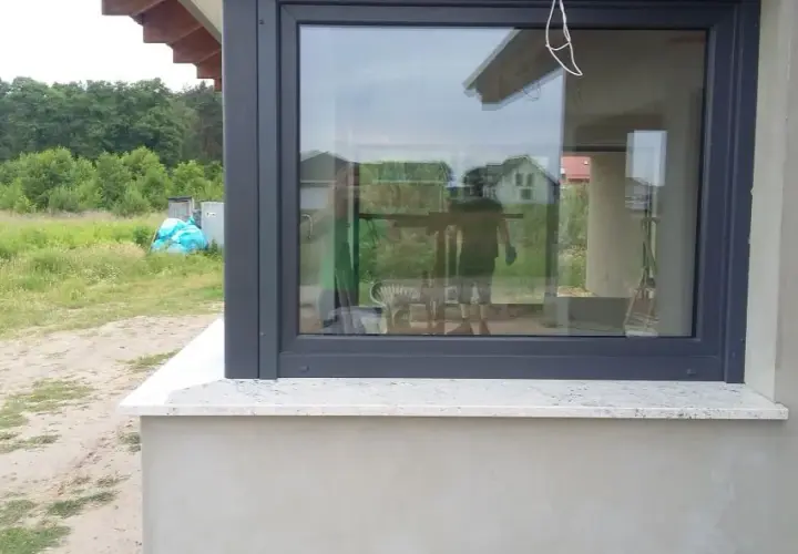 Jaki parapet zewnętrzny pasuje do okien antracytowych? Sprawdź praktyczne porady