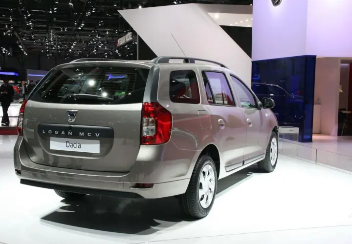 Nowy Dacia Logan MCV II na wystawie, elegancki kombi w kolorze szampańskim.