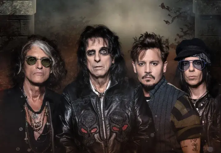 Członkowie Hollywood Vampires: Joe Perry, Alice Cooper, Johnny Depp i Tommy Henriksen pozują do mrocznego portretu.