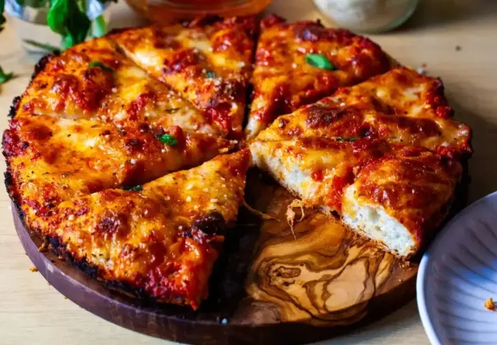 Pyszna pizza rzymska z chrupiącym ciastem, ciągnącym serem i aromatycznym sosem pomidorowym, gotowa do podania.