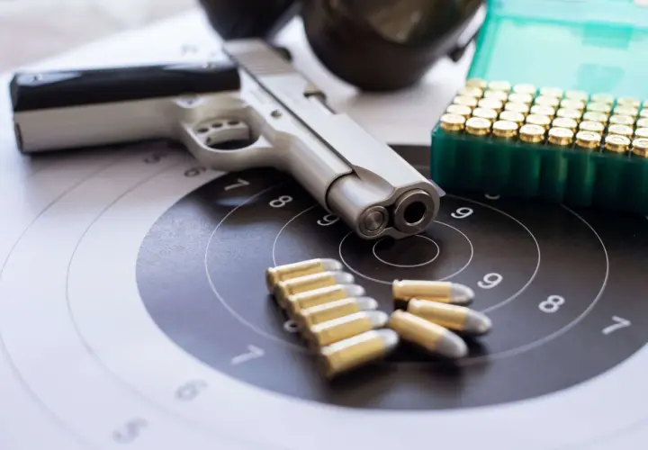 Pistolet, amunicja i tarcza strzelnicza. Tak wygląda przygotowanie do uzyskania pozwolenia na broń.