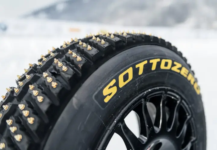 Neumático Sottozero con ruedas con clavos dorados, listo para conquistar el hielo y la nieve.