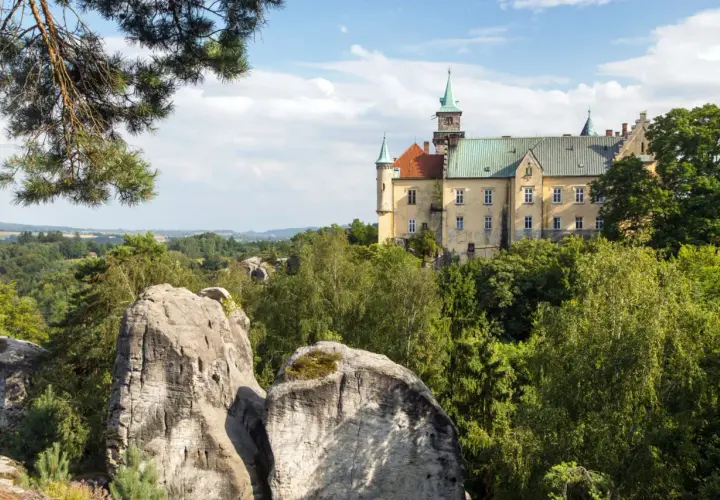Zamek Hrubá Skála, jeden z symboli tego, z czego słyną Czechy, góruje nad skalistym krajobrazem i lasami.