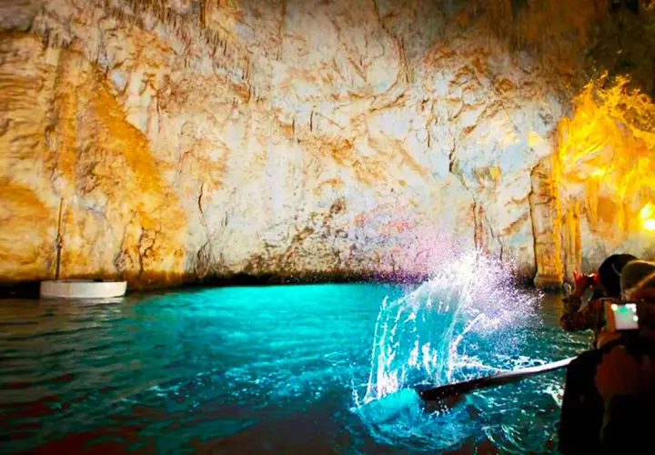 Giro in barca nella grotta dello smeraldo Amalfi, l'acqua cristallina illumina le rocce.