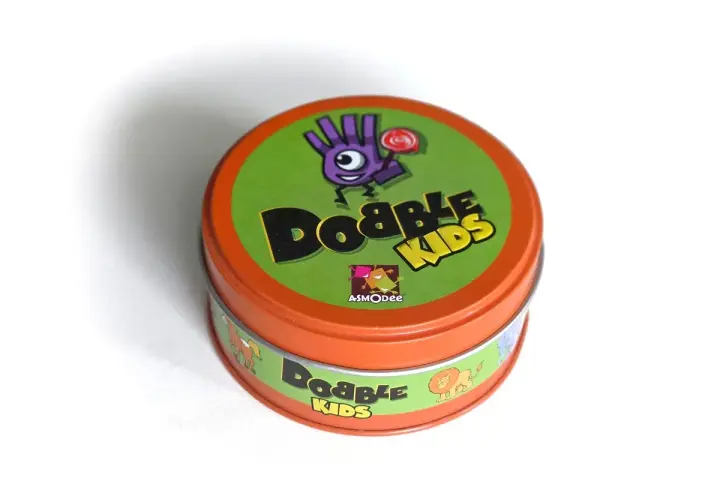 Pudełko gry Dobble Kids. Poznaj zasady i baw się w szukanie identycznych symboli!