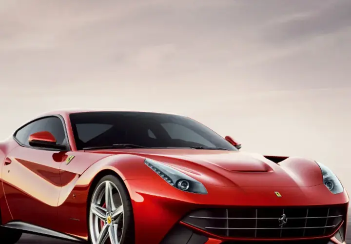Czerwone Ferrari F12 Berlinetta lśni w słońcu, gotowe do jazdy.