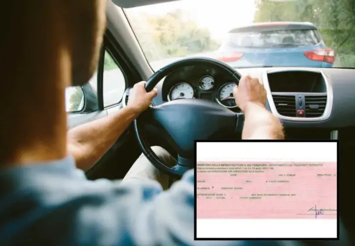 Mani sul volante, un uomo guida mentre un'auto blu lo segue. In basso, un documento rosa con testo italiano, che indica quale licenza è necessaria per guidare.