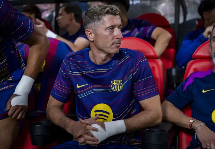 Robert Lewandowski w stroju Barcelony, z bandażem na dłoni, czeka na swoją szansę w dzisiejszym meczu.