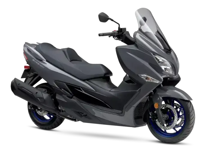 Szary skuter Suzuki Burgman 400, idealny do miasta. Zastanawiasz się nad jego spalaniem?