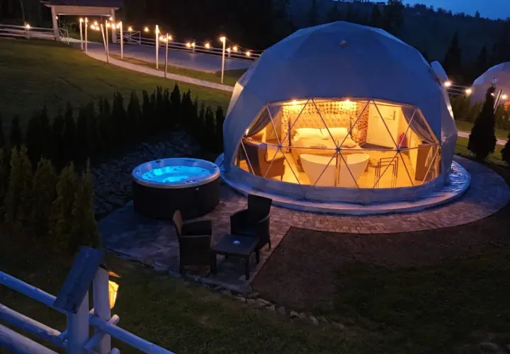Luksusowe spanie pod namiotem w kopule z wanną i jacuzzi. Romantyczny wieczór w otoczeniu natury.